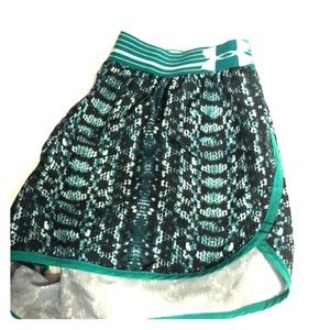 Under Armour snake skin print running short medium